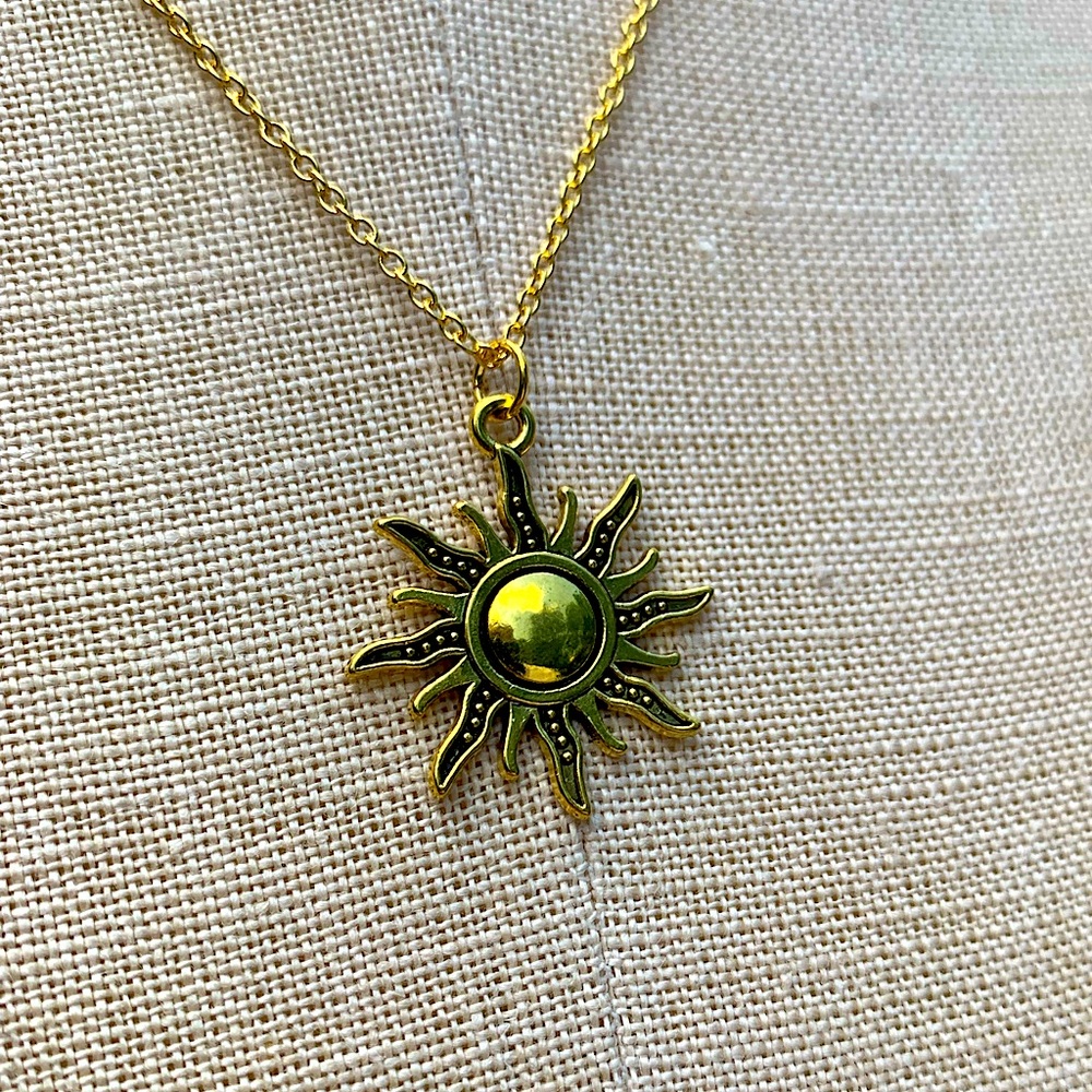 NWT Sterling Silver Plated Chain & Sun Alloy Metal Charm Necklace